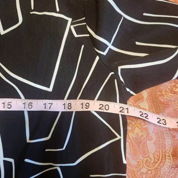 SHEIN Black and White Geometric Top - Picture 7 of 9